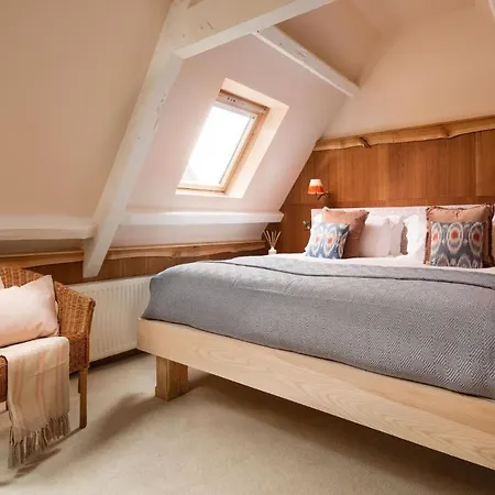 Aquarius Rising * Richmond (North Yorkshire)